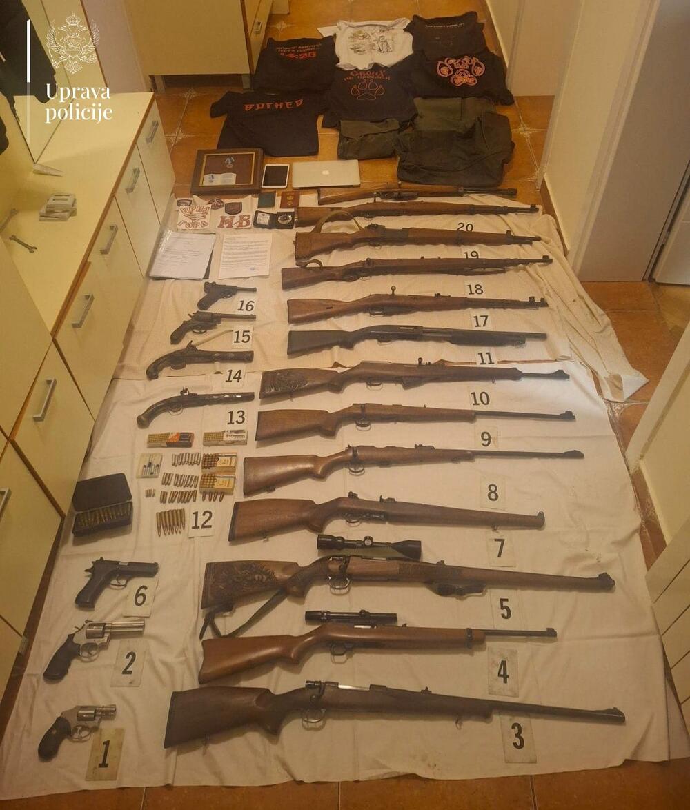 <p>Uhapšeni na računu imao milion i po eura, pretresi izvršeni i kod povezanih lica - pronađeno i oduzeto 24 komada vatrenog oružja, preko 1.000 metaka, hladno oružje, obilježja stranih formacija i inostrana dokumenta</p>