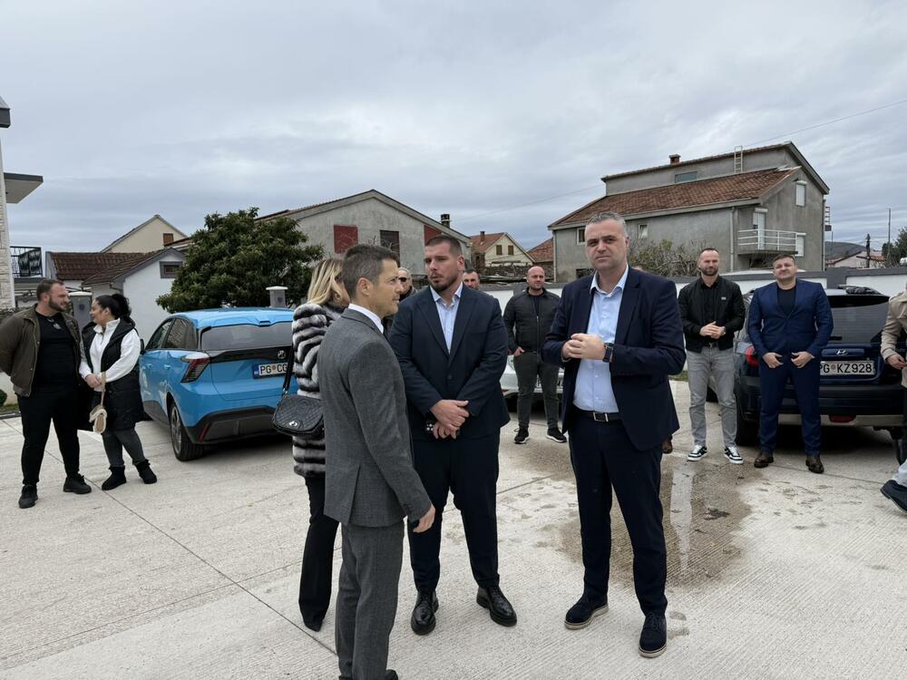 <p>Mujović je rekao i da mu je zadovoljstvo što otvara Ulicu Nikole Tesle, dodajući da su radovi trajali dva i po mjeseca</p>