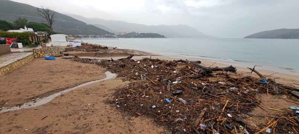 <p>Nemirno more i dalje nanosi na plaže razni otpad</p>