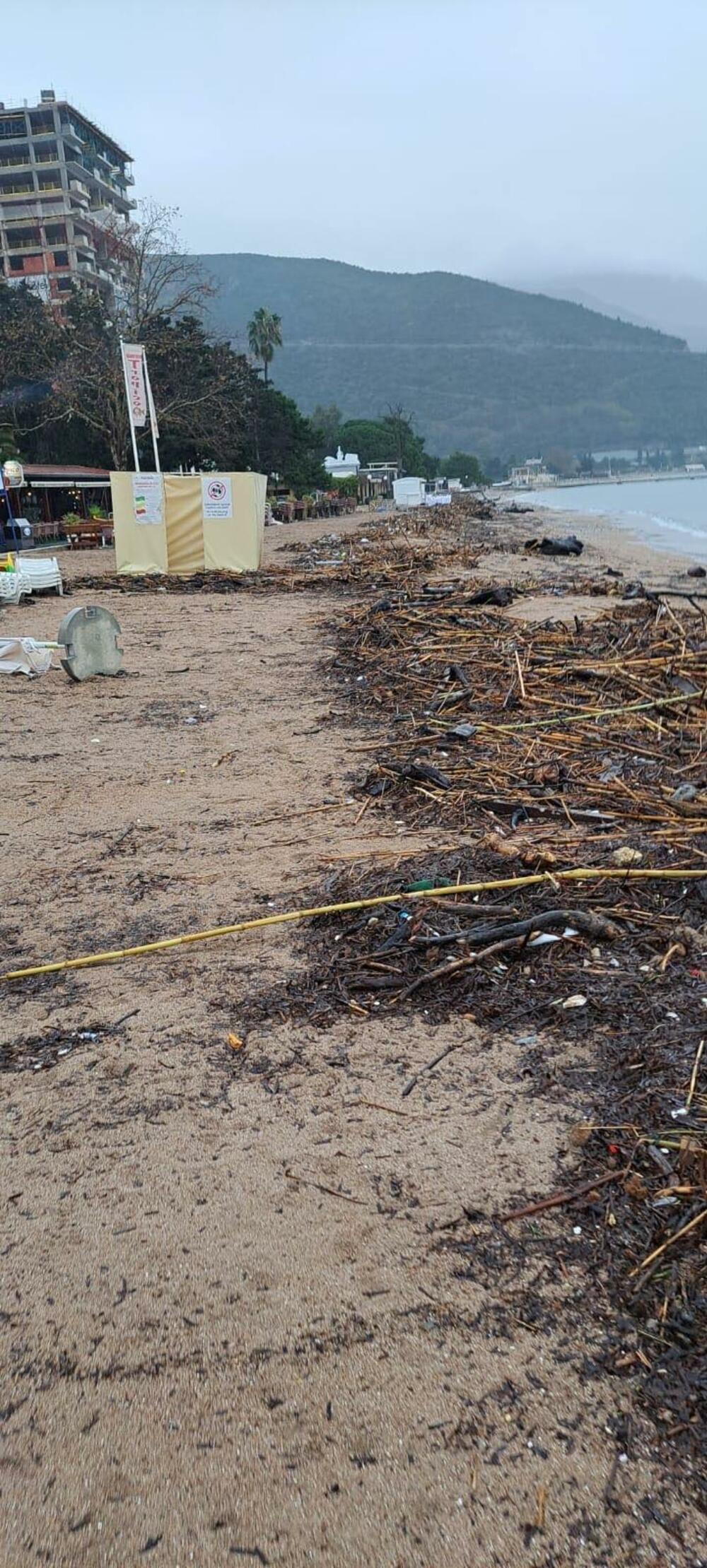 <p>Nemirno more i dalje nanosi na plaže razni otpad</p>