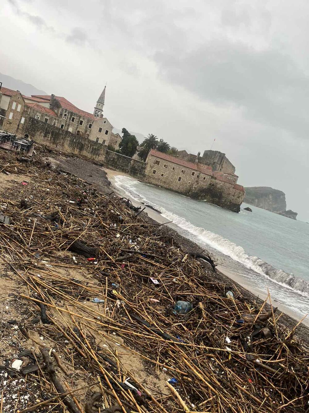 <p>Nemirno more i dalje nanosi na plaže razni otpad</p>