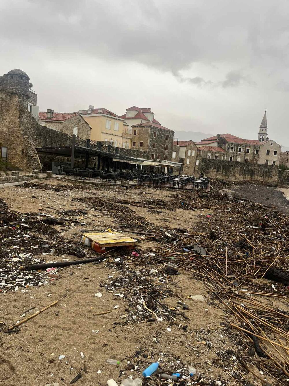 <p>Nemirno more i dalje nanosi na plaže razni otpad</p>