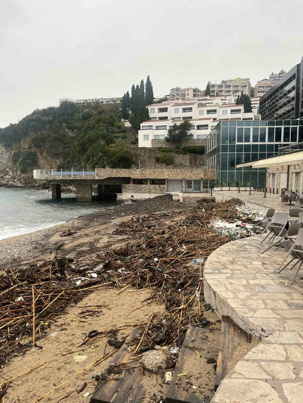 <p>Nemirno more i dalje nanosi na plaže razni otpad</p>