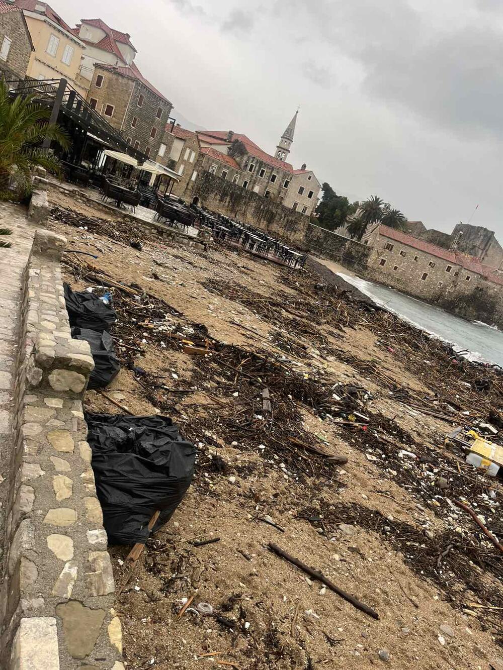 <p>Nemirno more i dalje nanosi na plaže razni otpad</p>