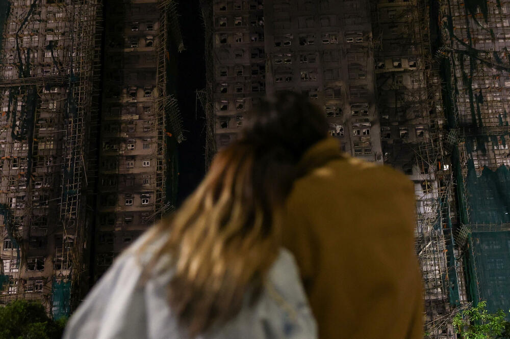 Požar je zahvatio sedam od osam solitera u stambenom kompleksu, Foto: REUTERS