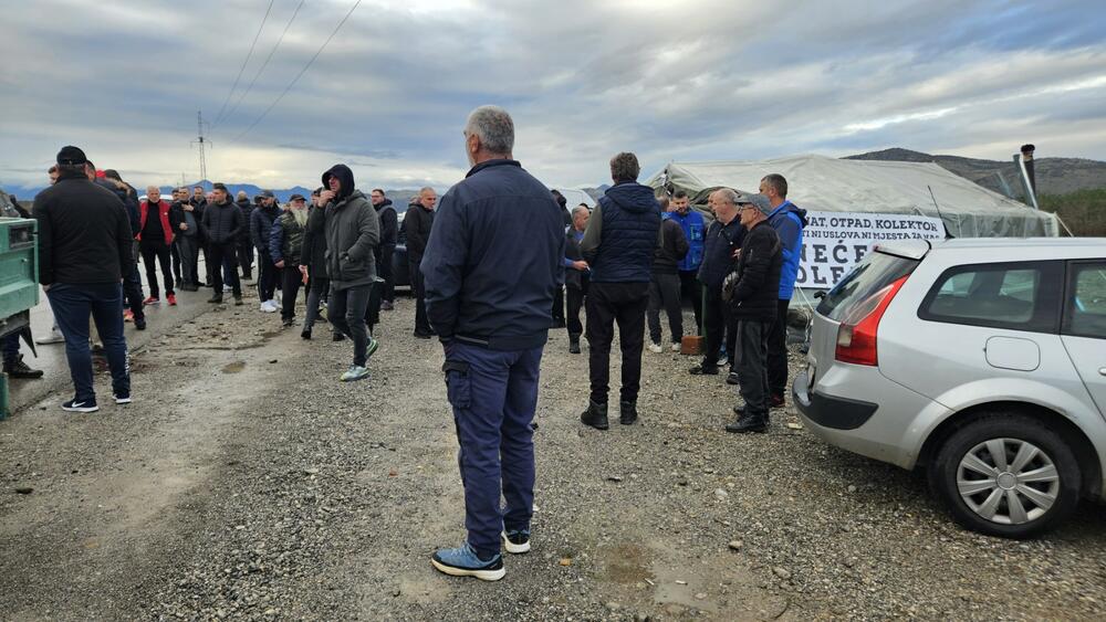 <p>Mještani Botuna i Zete masovno se okupljaju jer očekuju najavljeni dolazak inspekcijha Glavnog grada zbog postavljenog šatora</p>