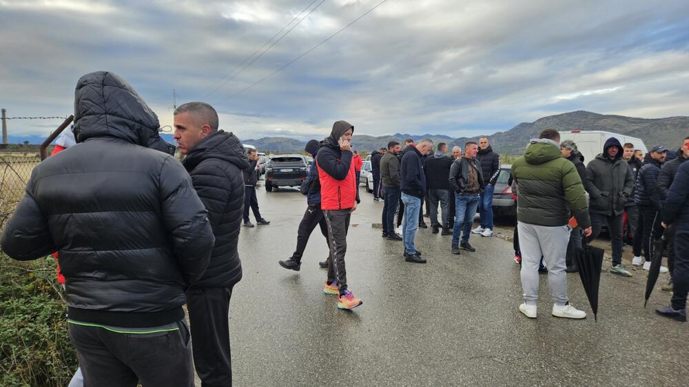 <p>Mještani Botuna i Zete masovno se okupljaju jer očekuju najavljeni dolazak inspekcijha Glavnog grada zbog postavljenog šatora</p>