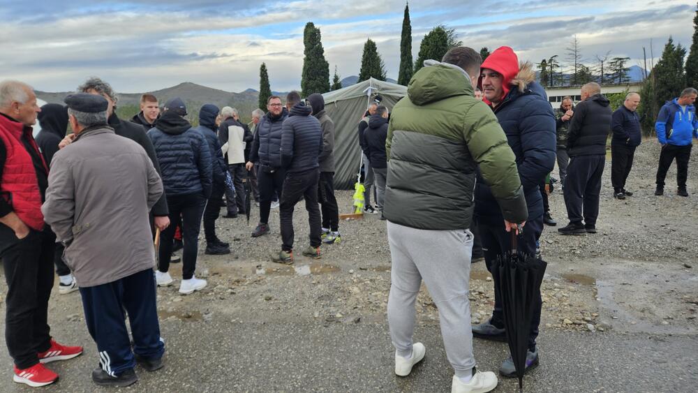 <p>Mještani Botuna i Zete masovno se okupljaju jer očekuju najavljeni dolazak inspekcijha Glavnog grada zbog postavljenog šatora</p>