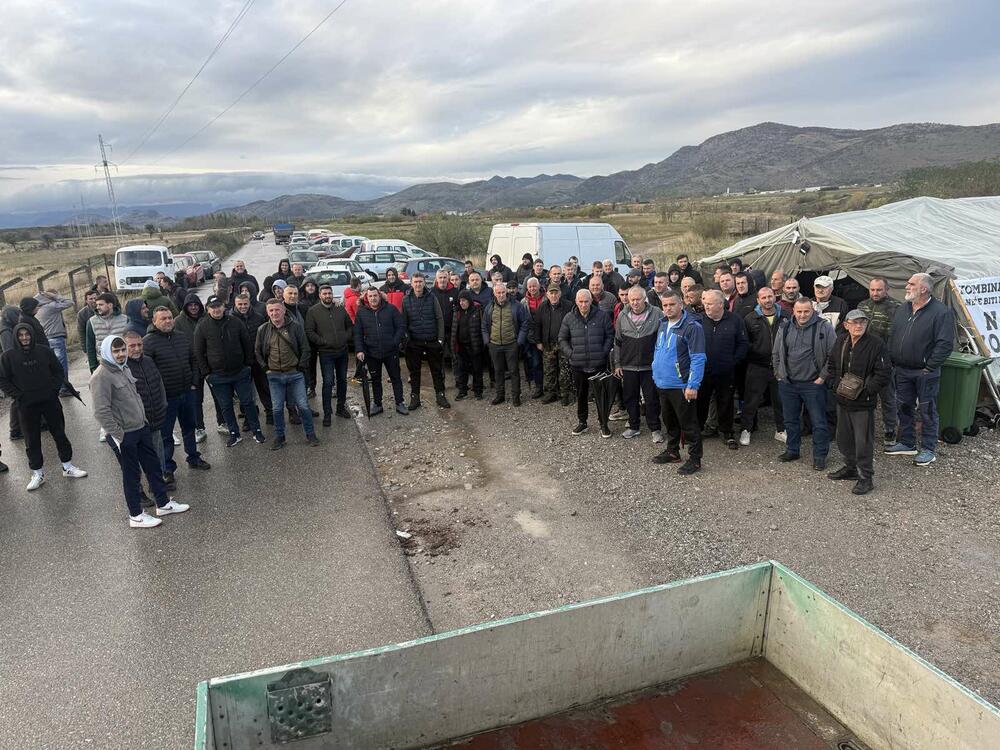 <p>Mještani Botuna i Zete masovno se okupljaju jer očekuju najavljeni dolazak inspekcijha Glavnog grada zbog postavljenog šatora</p>