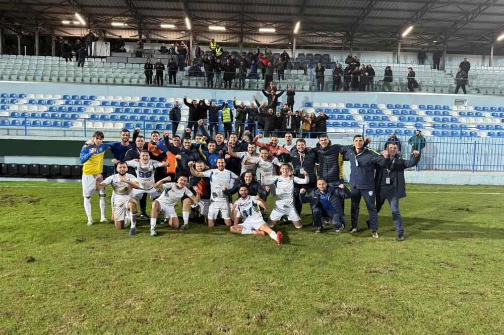 Fudbaleri Otranta nakon velikog trijumfa u Petrovcu, Foto: FK Otrant Olympic