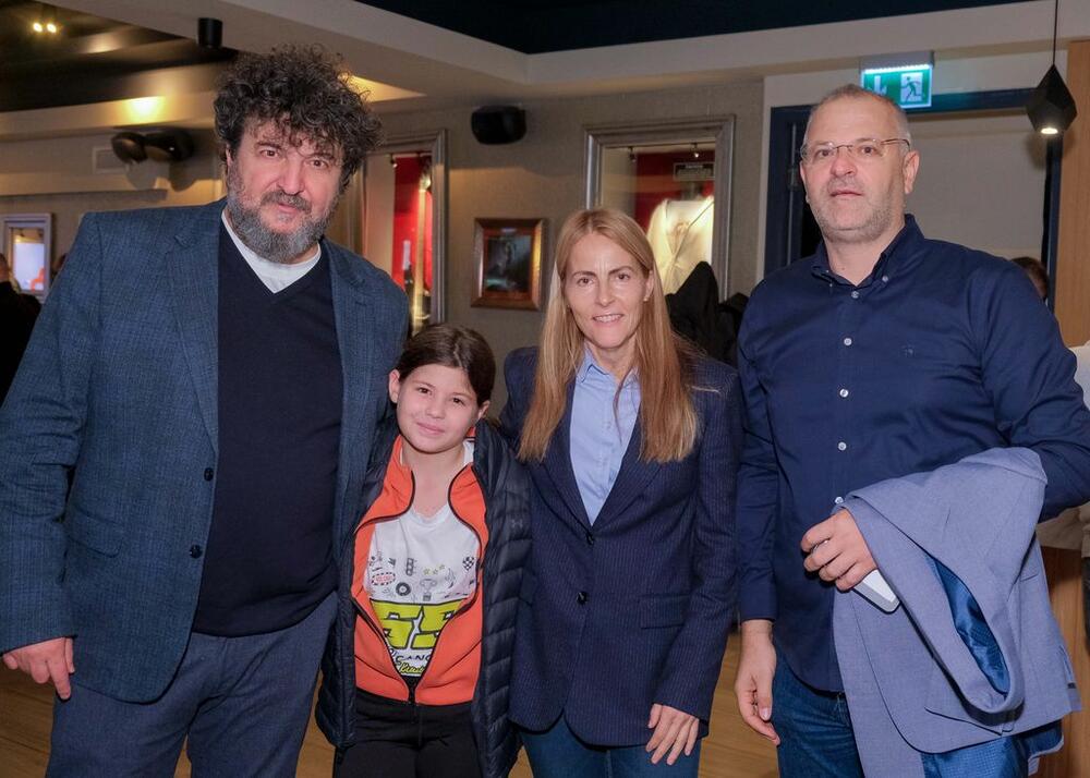 <p>Kompanija <strong>Vezuv Volcano</strong> organizovala je svečani koktel povodom zvaničnog završetka još jedne izuzetno uspješne, šampionske trkačke sezone talentovanog automobiliste <strong>Filipa Kunčera</strong>, čiji je takmičarski ciklus trajao od aprila do novembra. Ovo je druga uzastopna godina u kojoj je Vezuv Volcano generalni sponzor mladog crnogorskog vozača, a događaj je okupio sponzore, medije, prijatelje i sportsku zajednicu koja je Filipa pratila kroz svih sedam mjeseci sezonskih izazova.</p>