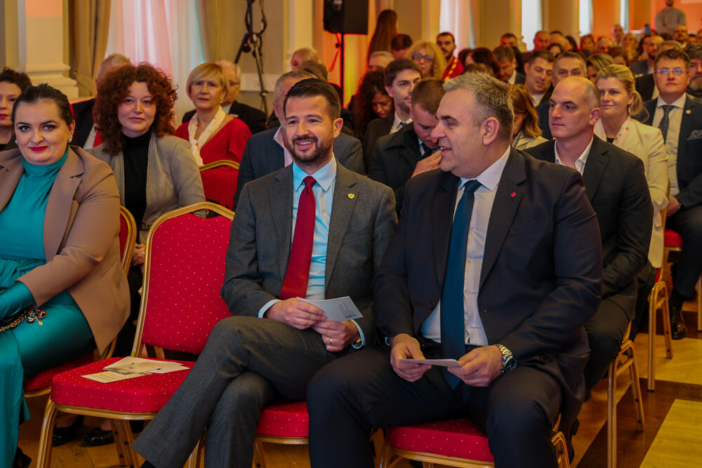 <p>To odlikovanje „nije samo simbol zahvalnosti države, već i priznanje organizaciji koja je u najtežim trenucima bila moralni oslonac našem društvu“, kazao je Milatović</p>