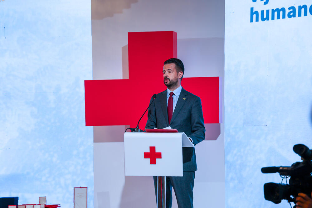 <p>To odlikovanje „nije samo simbol zahvalnosti države, već i priznanje organizaciji koja je u najtežim trenucima bila moralni oslonac našem društvu“, kazao je Milatović</p>