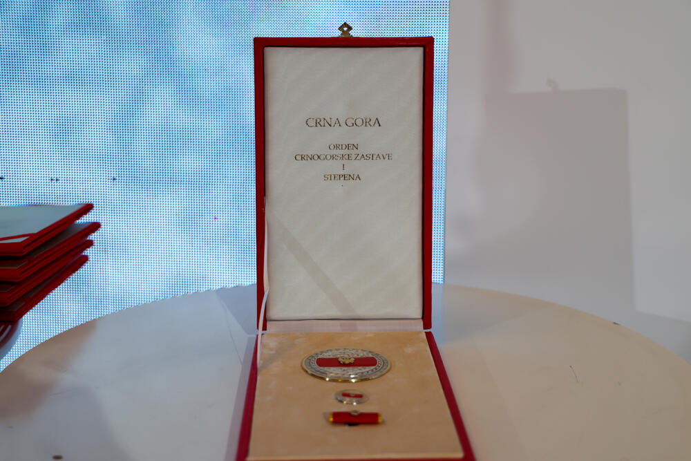 <p>To odlikovanje „nije samo simbol zahvalnosti države, već i priznanje organizaciji koja je u najtežim trenucima bila moralni oslonac našem društvu“, kazao je Milatović</p>