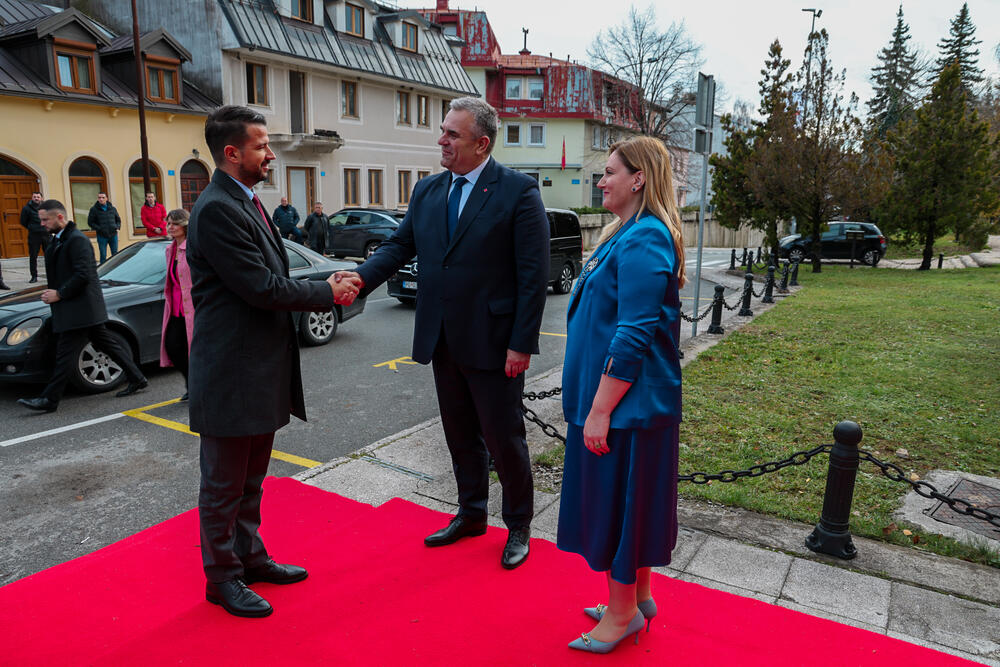 <p>To odlikovanje „nije samo simbol zahvalnosti države, već i priznanje organizaciji koja je u najtežim trenucima bila moralni oslonac našem društvu“, kazao je Milatović</p>