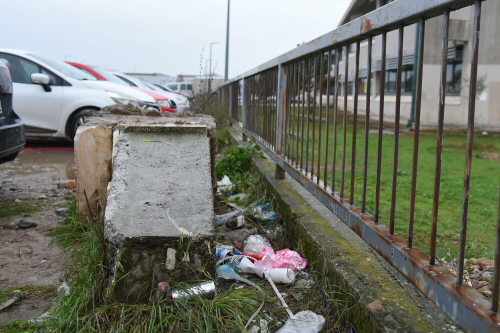 Postament bisti borca za slobodu među smećem, Foto: Luka Zekovic