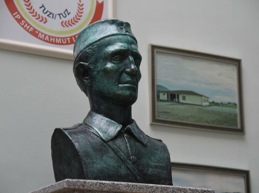 Bista učesnika NOB-a se od 2012. nalazi u holu škole