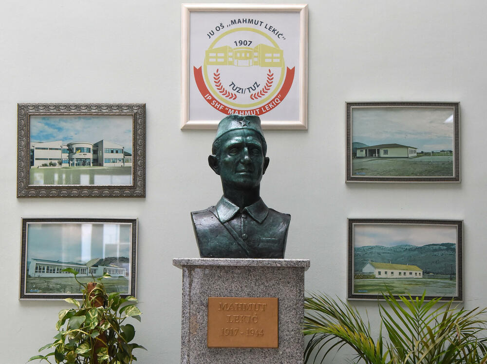 Mahmut Lekić, bista Mahmuta Lekića