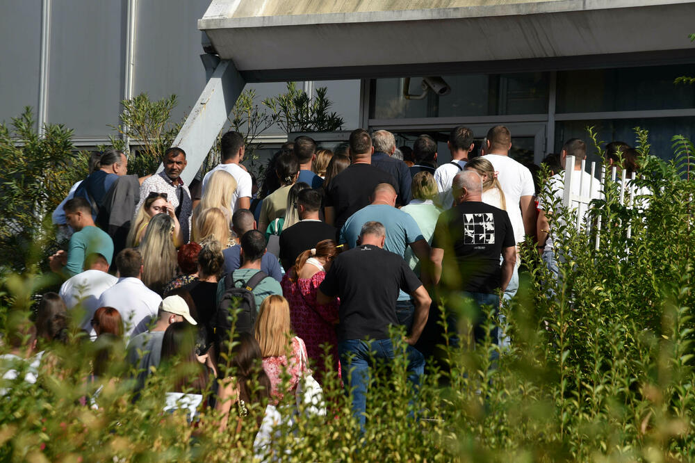 Septembarska gužva ispred &ldquo;Limenke&rdquo; zbog vađenja ličnih dokumenata, Foto: BORIS PEJOVIC