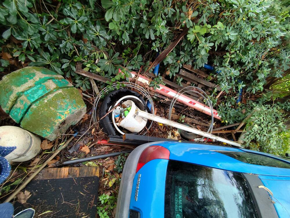 Razni otpad na parkiralištu