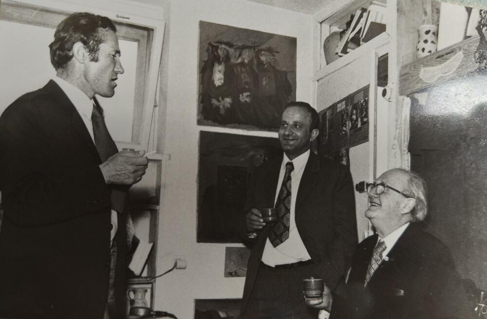 U ateljeu slikara Ratka Šoća u Vrbasu. Šoć recituje, a S. Vuković i G. Krklec slušaju 