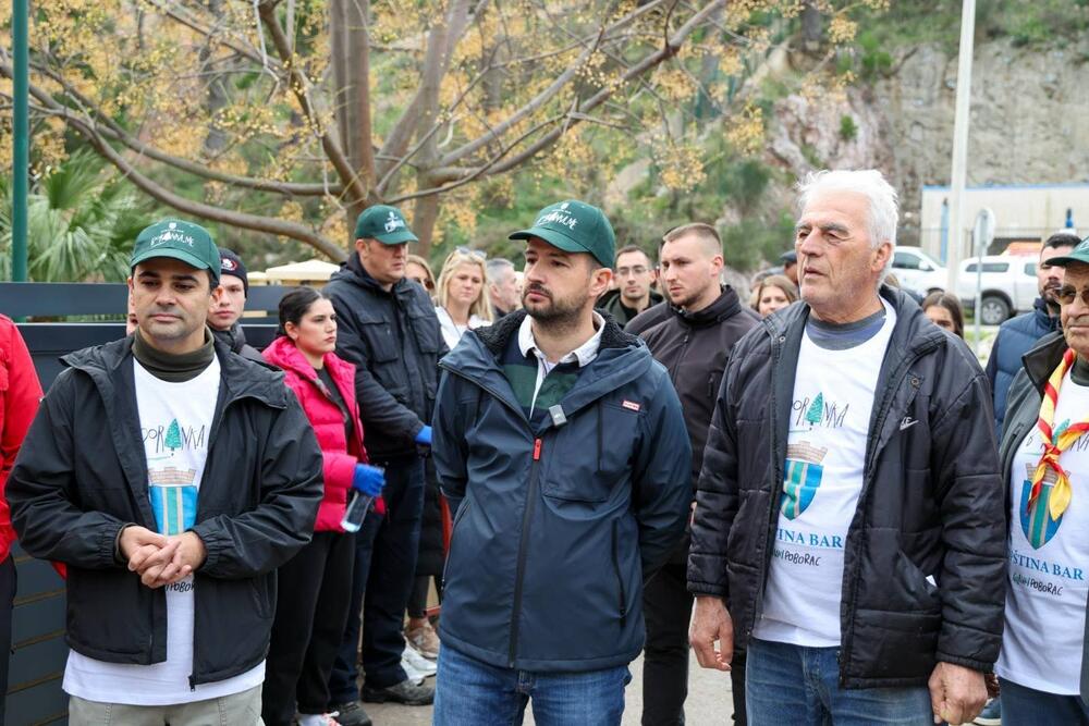 <p>Predsjednik države se, zajedno sa članovima Savjeta omladinskih inicijativa predsjednika, pridružio akciji koju je organizovao Savez izviđača Crne Gore, uz podršku Opštine Bar, Vojske Crne Gore, Mornarice i Vatrogasaca Bara.</p>