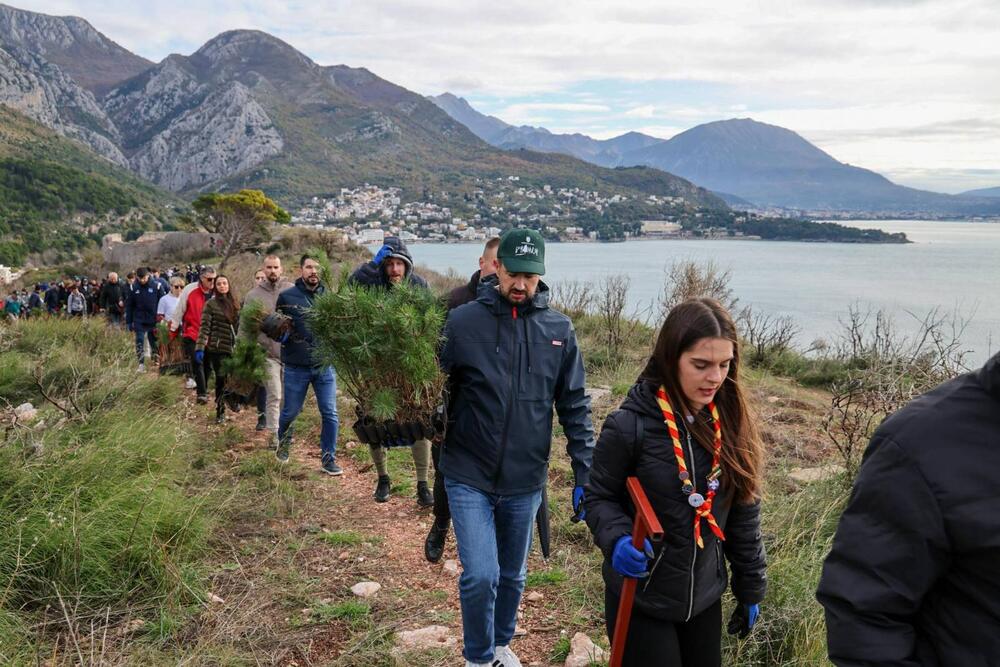 <p>Predsjednik države se, zajedno sa članovima Savjeta omladinskih inicijativa predsjednika, pridružio akciji koju je organizovao Savez izviđača Crne Gore, uz podršku Opštine Bar, Vojske Crne Gore, Mornarice i Vatrogasaca Bara.</p>