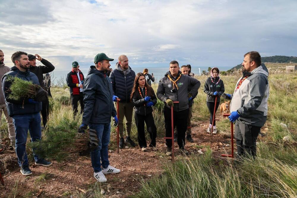<p>Predsjednik države se, zajedno sa članovima Savjeta omladinskih inicijativa predsjednika, pridružio akciji koju je organizovao Savez izviđača Crne Gore, uz podršku Opštine Bar, Vojske Crne Gore, Mornarice i Vatrogasaca Bara.</p>