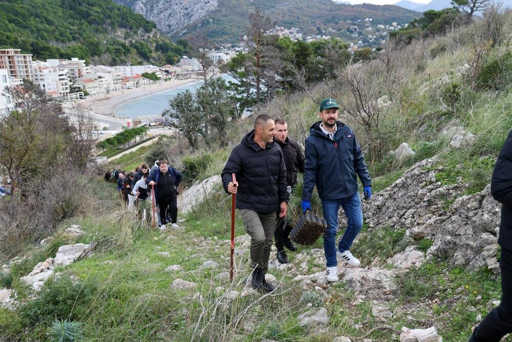 <p>Predsjednik države se, zajedno sa članovima Savjeta omladinskih inicijativa predsjednika, pridružio akciji koju je organizovao Savez izviđača Crne Gore, uz podršku Opštine Bar, Vojske Crne Gore, Mornarice i Vatrogasaca Bara.</p>