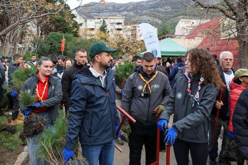 <p>Predsjednik države se, zajedno sa članovima Savjeta omladinskih inicijativa predsjednika, pridružio akciji koju je organizovao Savez izviđača Crne Gore, uz podršku Opštine Bar, Vojske Crne Gore, Mornarice i Vatrogasaca Bara.</p>