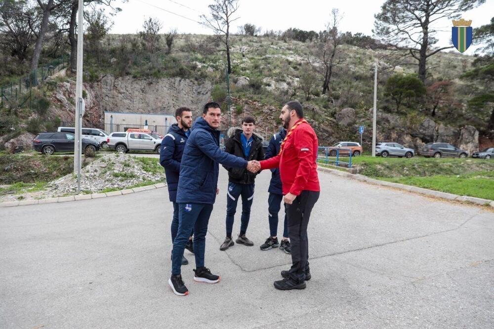 <p>Akcija sadnje na Golom brdu nastavlja se i 30. novembra, uz očekivanje da će njenim završetkom na ovom lokalitetu samo tokom novembra biti zasađeno oko 25 hiljada sadnica</p>