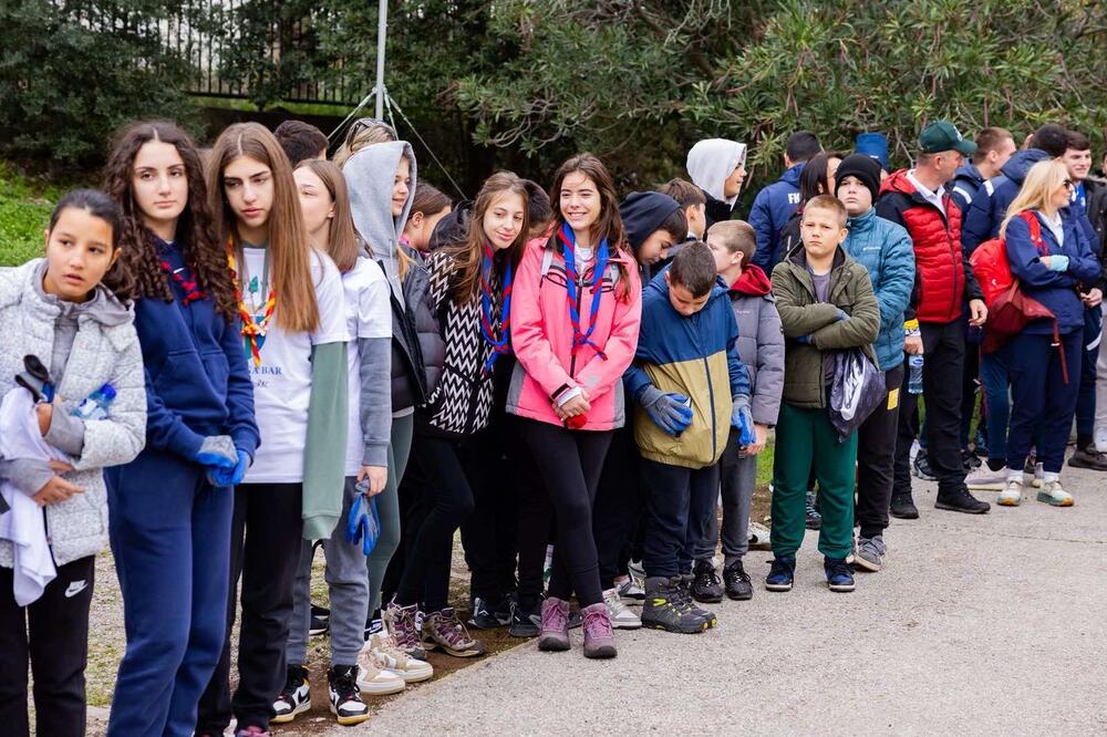 <p>Akcija sadnje na Golom brdu nastavlja se i 30. novembra, uz očekivanje da će njenim završetkom na ovom lokalitetu samo tokom novembra biti zasađeno oko 25 hiljada sadnica</p>