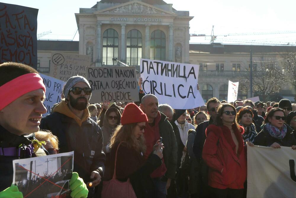 <p>Građani su nosili transparente "Alergični na fašizam", "Sloboda je jača od straha" i "Fašisti paraziti društva", a u Zagrebu je primjećen i natpis "Imam više zajedničkog sa srpskim studentima nego hrvatskim nacionalistima"</p>