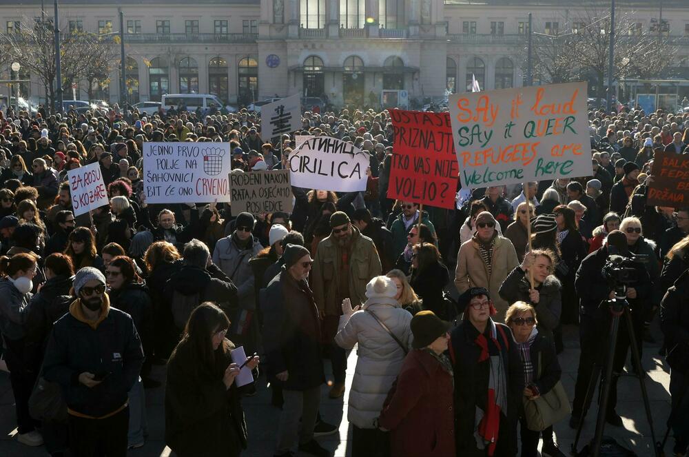 <p>Građani su nosili transparente "Alergični na fašizam", "Sloboda je jača od straha" i "Fašisti paraziti društva", a u Zagrebu je primjećen i natpis "Imam više zajedničkog sa srpskim studentima nego hrvatskim nacionalistima"</p>