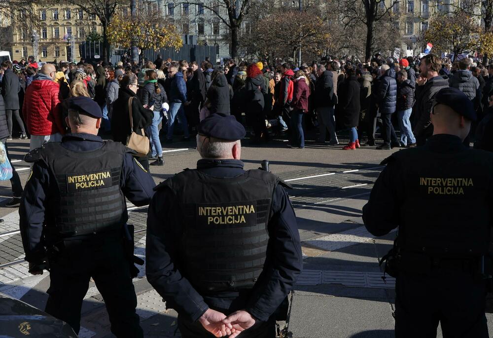 <p>Građani su nosili transparente "Alergični na fašizam", "Sloboda je jača od straha" i "Fašisti paraziti društva", a u Zagrebu je primjećen i natpis "Imam više zajedničkog sa srpskim studentima nego hrvatskim nacionalistima"</p>
