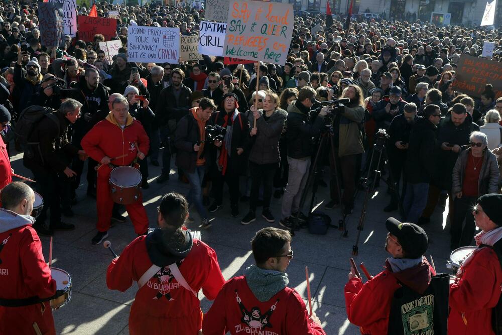 <p>Građani su nosili transparente "Alergični na fašizam", "Sloboda je jača od straha" i "Fašisti paraziti društva", a u Zagrebu je primjećen i natpis "Imam više zajedničkog sa srpskim studentima nego hrvatskim nacionalistima"</p>