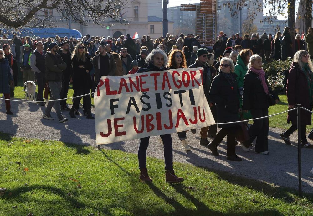 <p>Građani su nosili transparente "Alergični na fašizam", "Sloboda je jača od straha" i "Fašisti paraziti društva", a u Zagrebu je primjećen i natpis "Imam više zajedničkog sa srpskim studentima nego hrvatskim nacionalistima"</p>