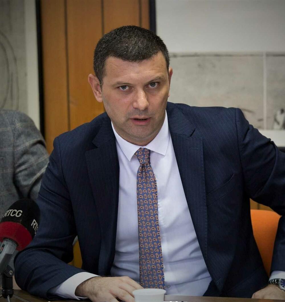 Dekontekstualizovan pristup temi: Adnan Prekić