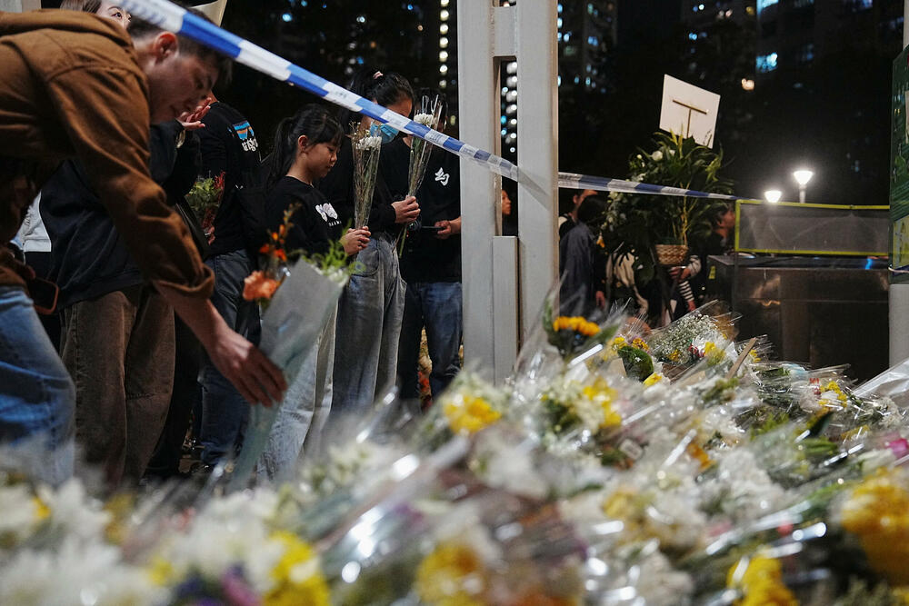 Građani polažu cvijeće