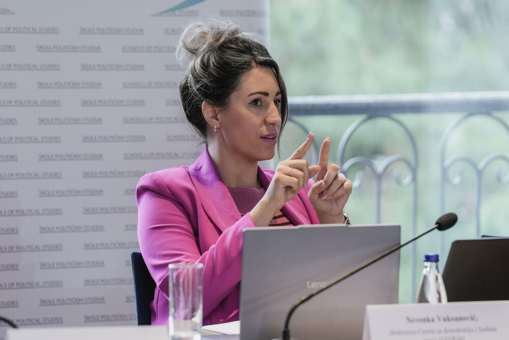 <p>Dr. Sajma Ademović zaključila je da položaj Roma u Crnoj Gori oslikava jaz između deklarativne politike i stvarnog stepena inkluzije</p>