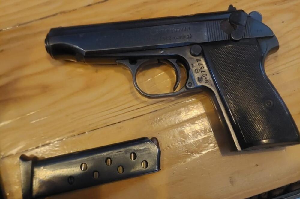 Oduzeti pištolj, Foto: Uprava policije