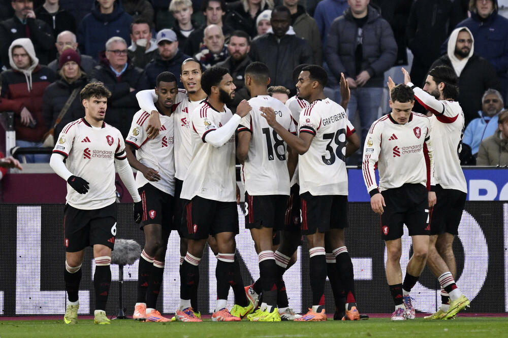 Fudbaleri Liverpula proslavljaju gol, Foto: Reuters