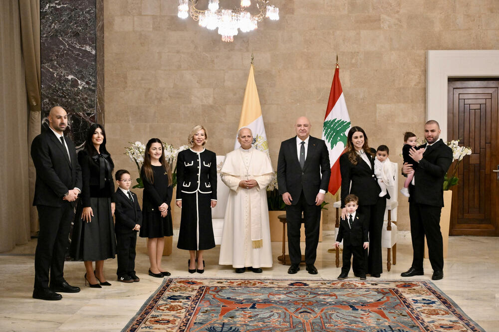 Papa sa Aunom i njegovom porodicom, Foto: Reuters