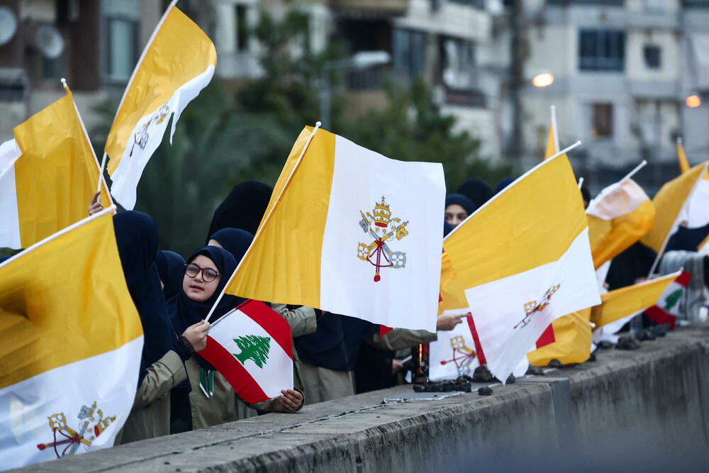 <p>Artiljerija libanske vojske ispalila je 21 počasni topovski plotun, a brodovi usidreni u luci Bejrut oglasili su sirenama u znak proslave</p>