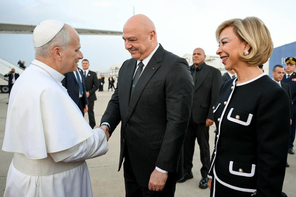 <p>Artiljerija libanske vojske ispalila je 21 počasni topovski plotun, a brodovi usidreni u luci Bejrut oglasili su sirenama u znak proslave</p>