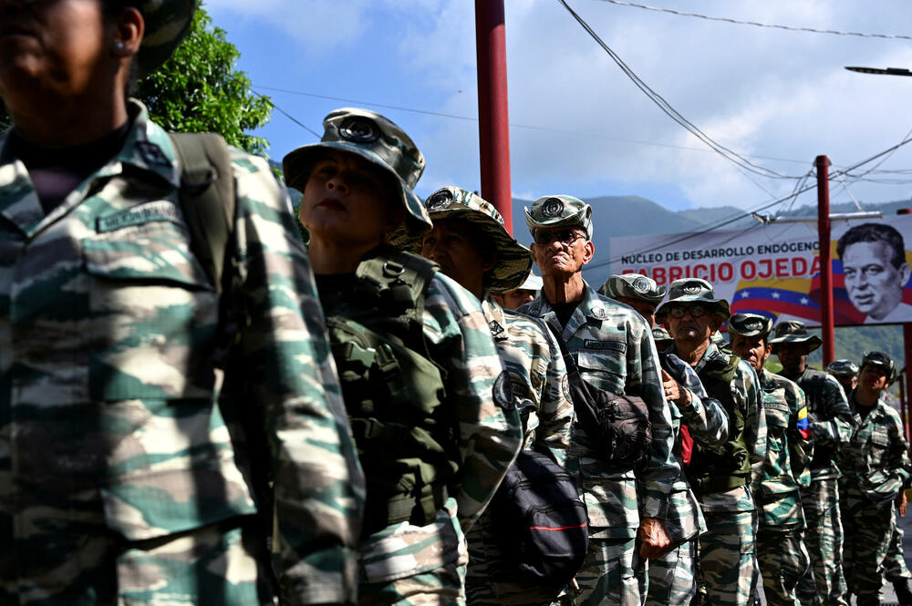 <p>Iako je predsjednik Nikolas Maduro, na vlasti od 2013. godine, zadržao lojalnost vojske postavljajući oficire na državne funkcije, vojnici nižih činova zarađuju samo 100 dolara mjesečno u lokalnoj valuti &mdash; oko petine onoga što je, prema studijama, potrebno prosječnoj porodici da zadovolji osnovne potrebe</p>