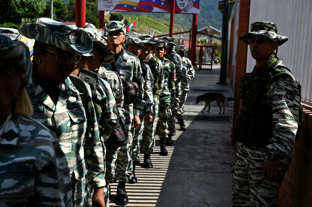 <p>Iako je predsjednik Nikolas Maduro, na vlasti od 2013. godine, zadržao lojalnost vojske postavljajući oficire na državne funkcije, vojnici nižih činova zarađuju samo 100 dolara mjesečno u lokalnoj valuti &mdash; oko petine onoga što je, prema studijama, potrebno prosječnoj porodici da zadovolji osnovne potrebe</p>