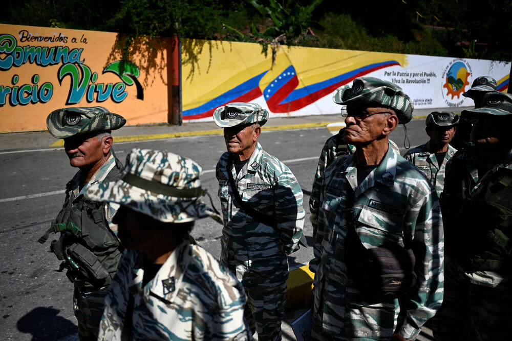 <p>Iako je predsjednik Nikolas Maduro, na vlasti od 2013. godine, zadržao lojalnost vojske postavljajući oficire na državne funkcije, vojnici nižih činova zarađuju samo 100 dolara mjesečno u lokalnoj valuti &mdash; oko petine onoga što je, prema studijama, potrebno prosječnoj porodici da zadovolji osnovne potrebe</p>