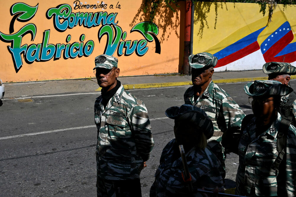<p>Iako je predsjednik Nikolas Maduro, na vlasti od 2013. godine, zadržao lojalnost vojske postavljajući oficire na državne funkcije, vojnici nižih činova zarađuju samo 100 dolara mjesečno u lokalnoj valuti &mdash; oko petine onoga što je, prema studijama, potrebno prosječnoj porodici da zadovolji osnovne potrebe</p>