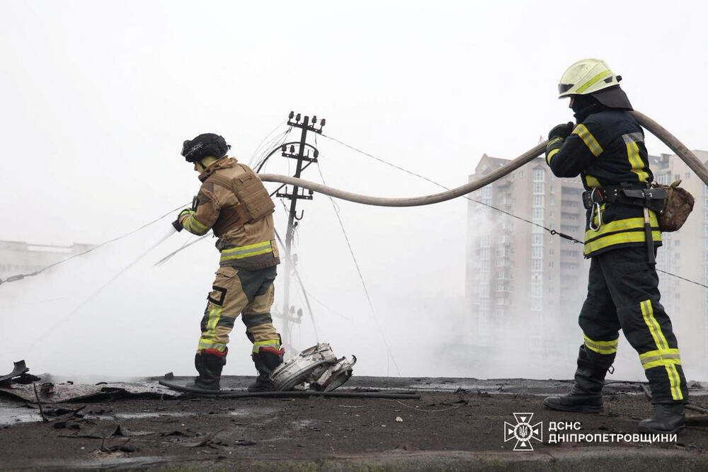 <p>Ruski napad je pogodio centar grada, gdje su oštećene prostorije jednog preduzeća, kao i nekoliko stambenih zgrada, automobili, prodavnice i filijala jedne banke, prema saopštenju službe za hitne slučajeve</p>